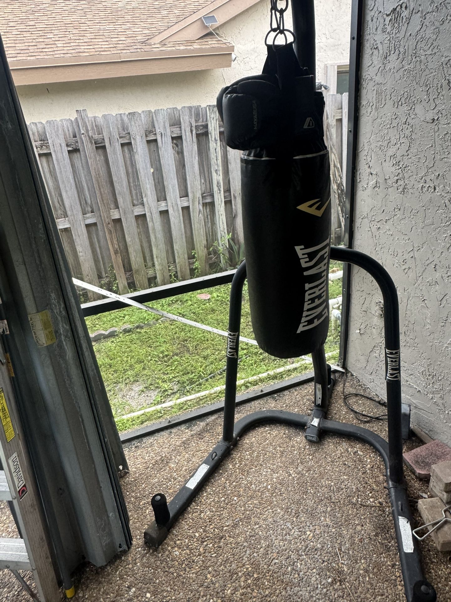 Everlast Punching Bag Set With Stand