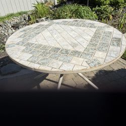 Round Patio Table  With 4 Chairs
