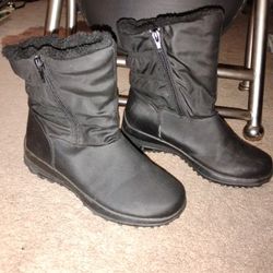 Woman's Winter Boots! Size 6 ** Waterproof! 