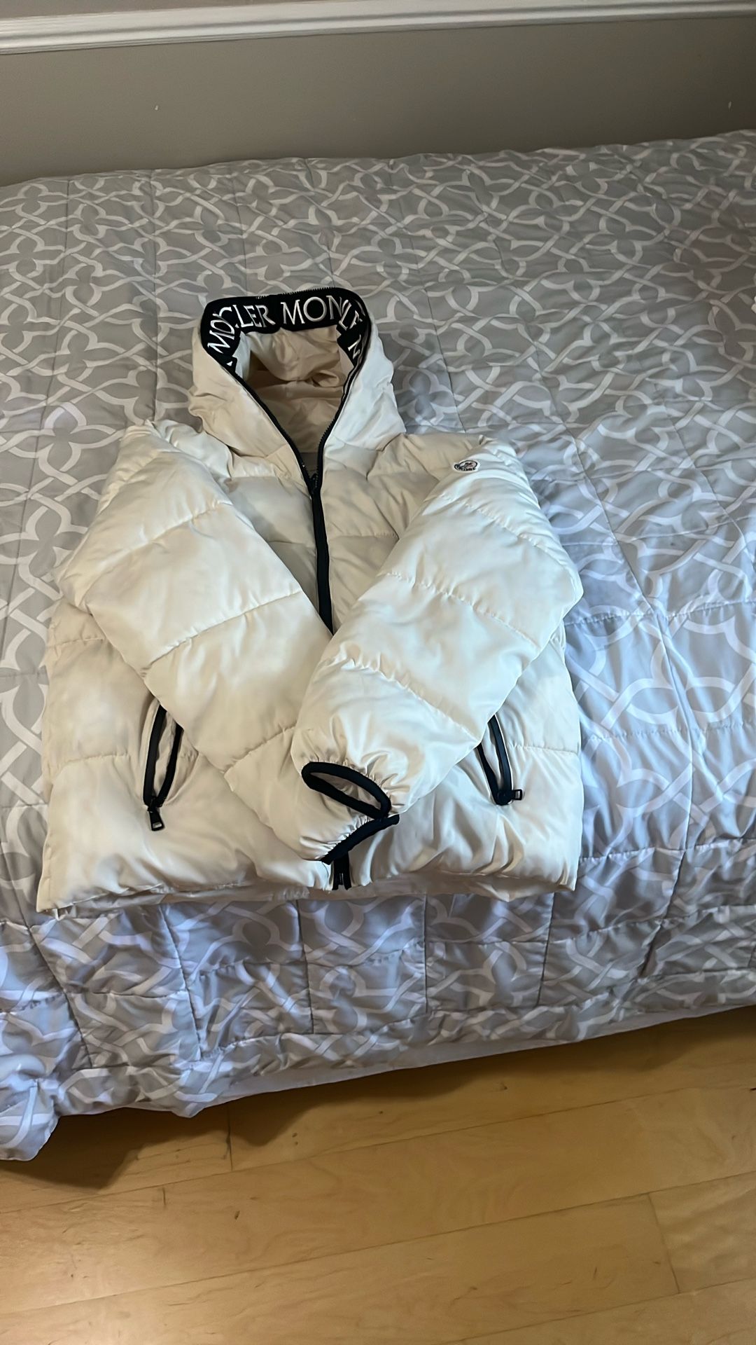 AUTHENTIC Moncler Creme Puffer