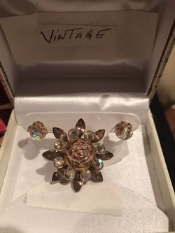 Lovely vintage pin and earring set Crystal