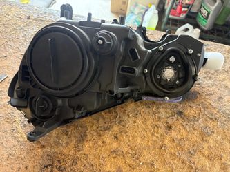 2005 Mercedes e320 passenger side head lamp new   3 pin connector