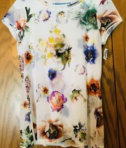 Beautiful flower top by Vera Wang new with tags