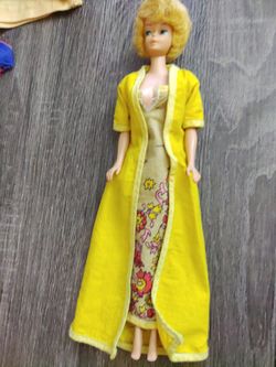 Vintage 1968 Platinum Blonde Bubble Cut Barbie W Floral Dress And Night Gown *Excellent Condition