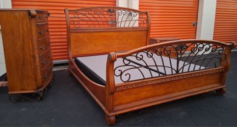 Kng Sz Bd St With Base Good Condition