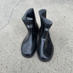 Size 8.5 rain boots$20