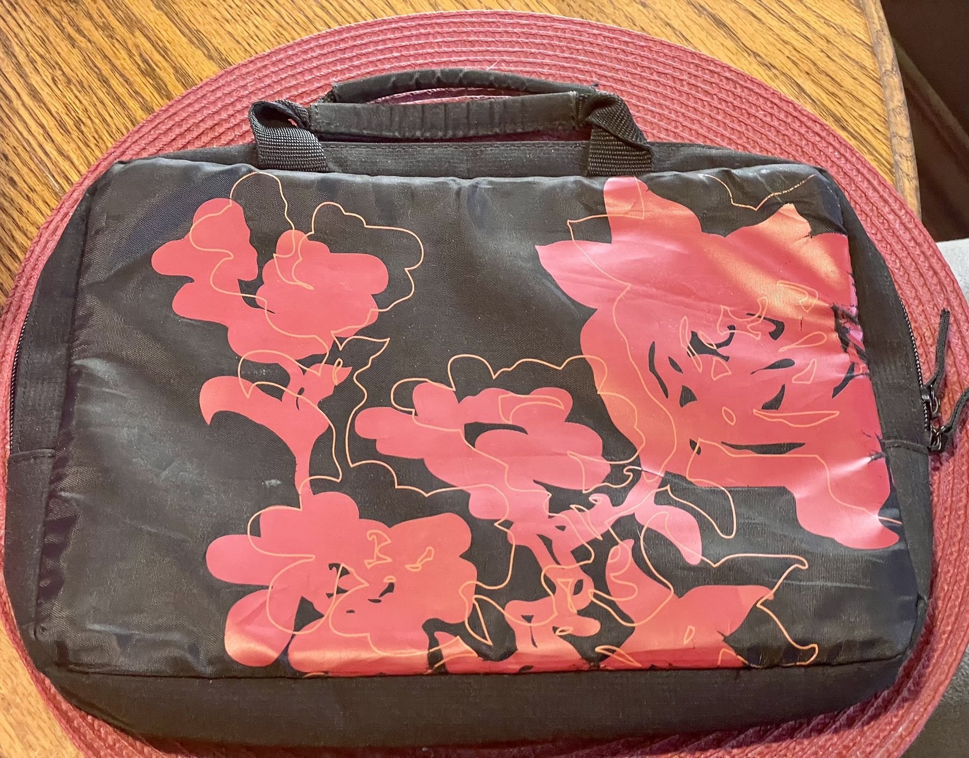 Near new! Icon Multi Media carrying bag. Size is 8”x11”.