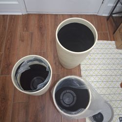 Plastic planters 4 pack with drainage holes and saucers