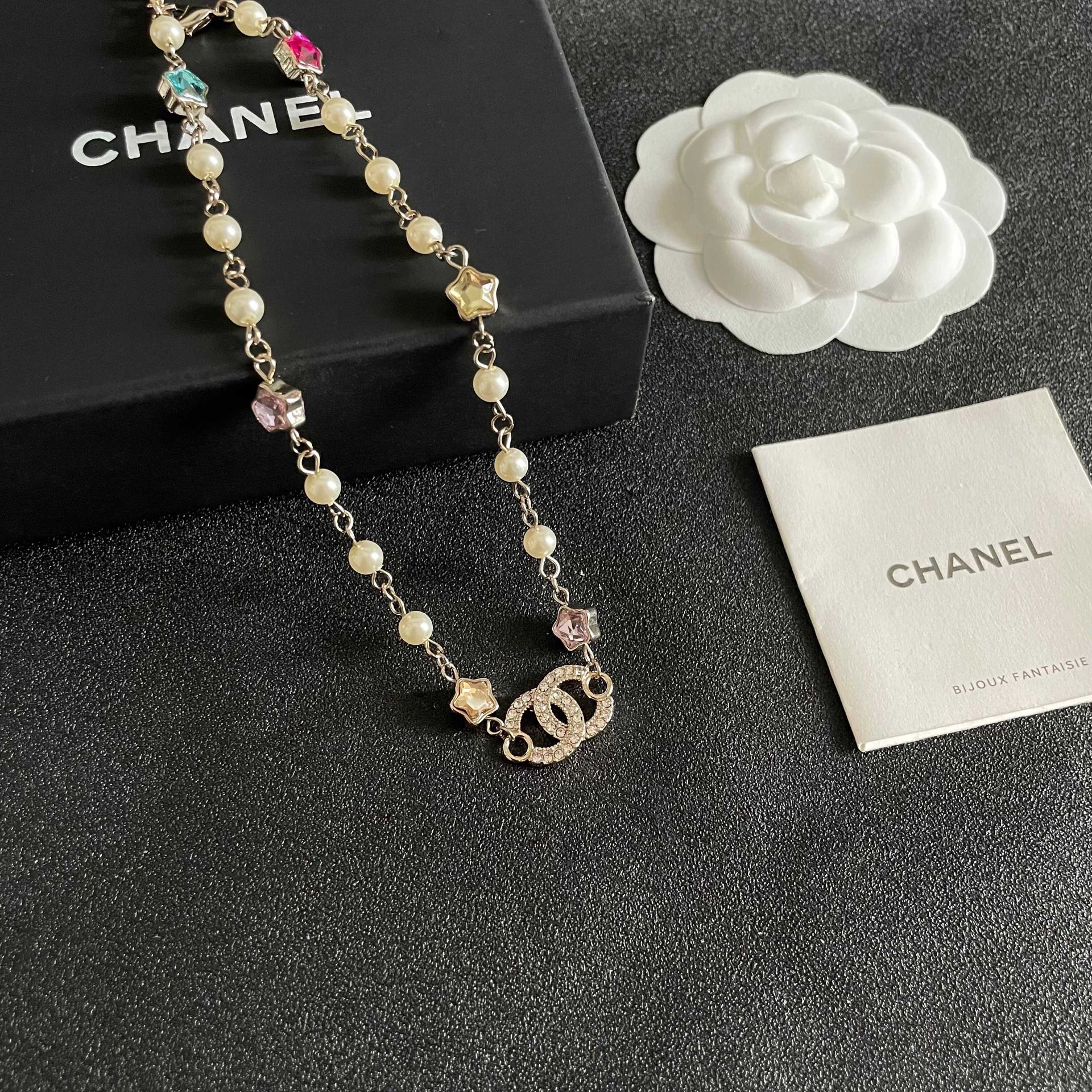 This is a versatile women's necklace.