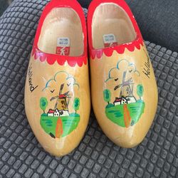 VINTAGE DUTCH HAND CARVED WOODEN CLOGS SHOES MADE IN HOLLAND HAND PANTED.