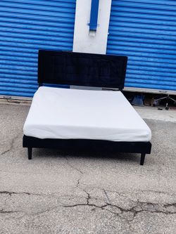 Queen size bed $285
