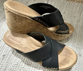 BORN BLACK/ CORK WEDGE SANDAL SIZE 6/36.5
