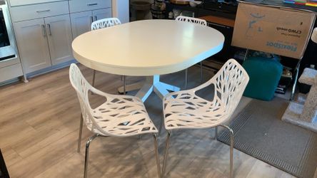 West Elm Poppy White Expandable Dining Table in Contractor Grade /quality (no scratches) white Lacquer and 4 classic modern chairs