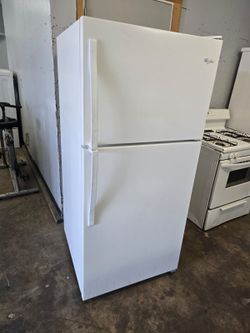 whirlpool top and bottom white refrigerator.