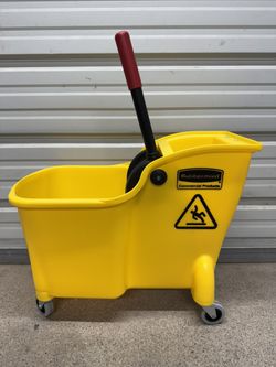 Rubbermaid Commercial Products 7.75-Gallons Down-Press Wringer Mop and Bucket Combo