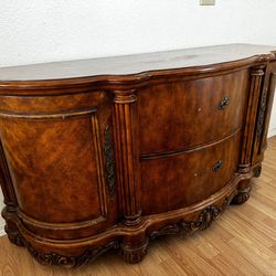 Entry Table/Buffet