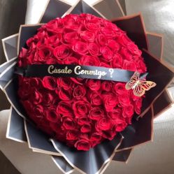 Hermoso Ramo Buchón Con 100 Rosas