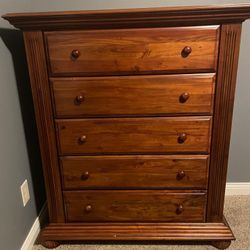 Munire Furniture. Full Size Bed and Drawers.