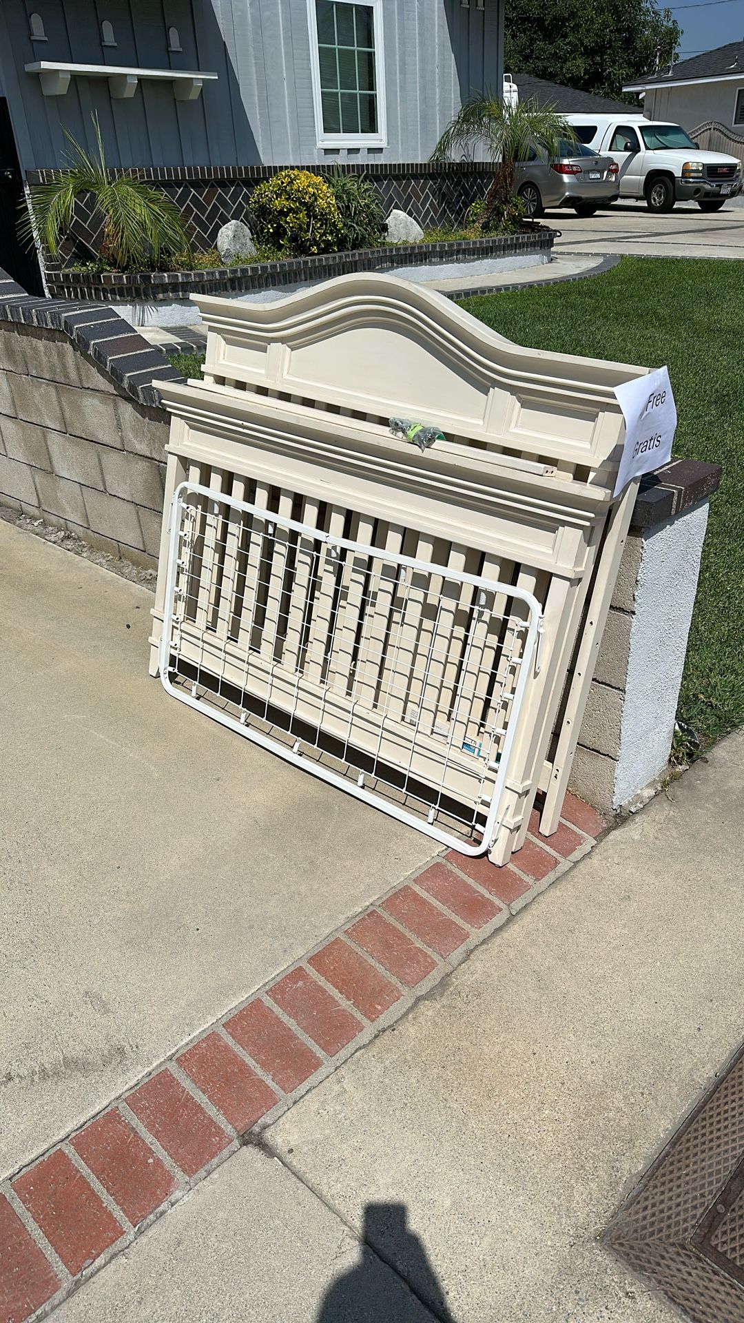 Baby Crib / Toddler Bed