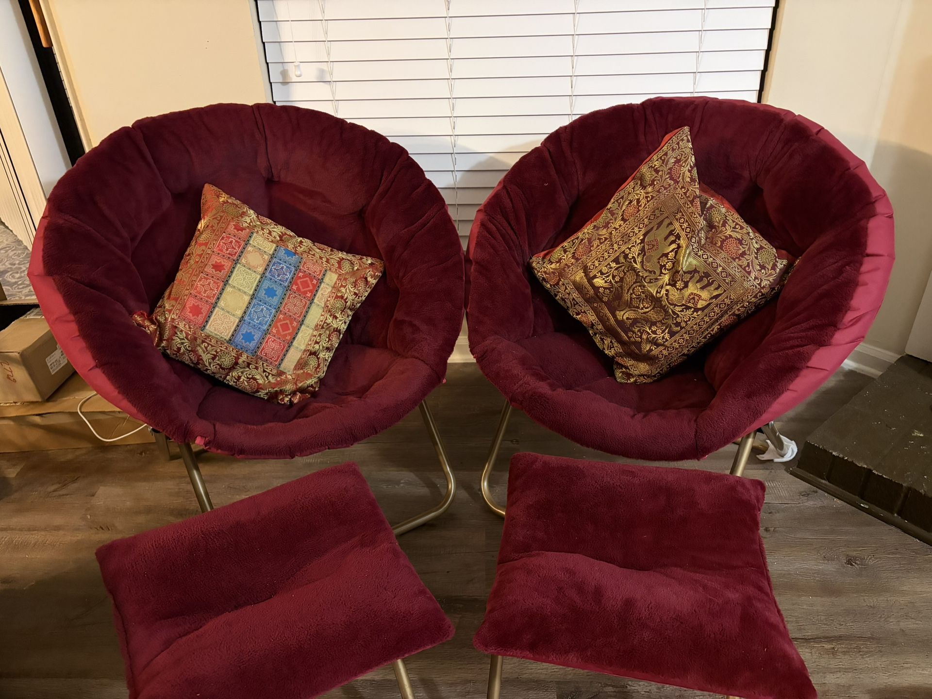 Saucer Chairs With footrest And Cushions 