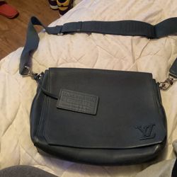 REAL DEAL LOUIS VUITTON BAG. $300