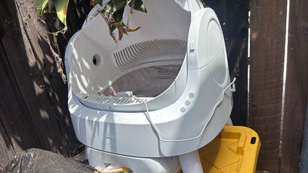 Cat litter box