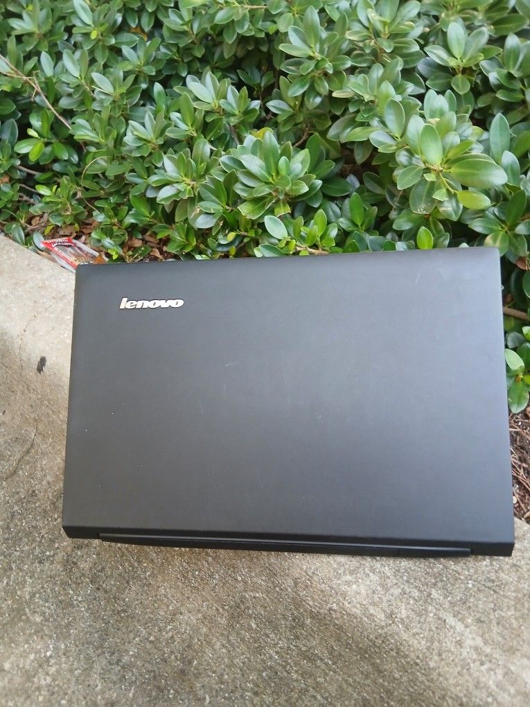 LENOVO LAPTOP  WINDOWS  10 PRO  500 GIGS  HARD DRIVE STORAGE  AND 4 GIGS  RAMS  MEMORIES  WITH CAMERA  AND WIFI AND ORIGINAL  CHARGER WORKS WELL