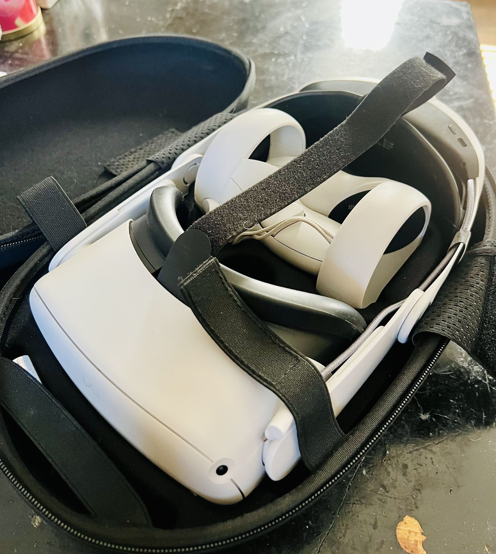 Meta Quest 2 (128GB) + Charging Head Strap + Hard Shell Travel Case - Excellent Condition!