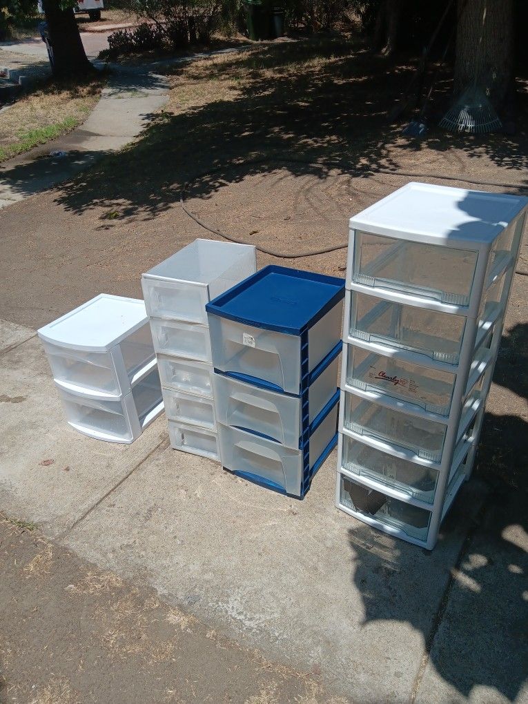 !! Plastic Storage Containers A Couple Have Cracks