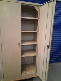Solid metal storage cabinet with keys