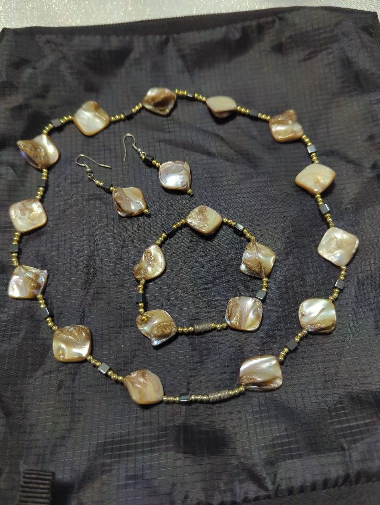 Set Of Necklace, Bracelet And Earrings. Shell Beads Style.