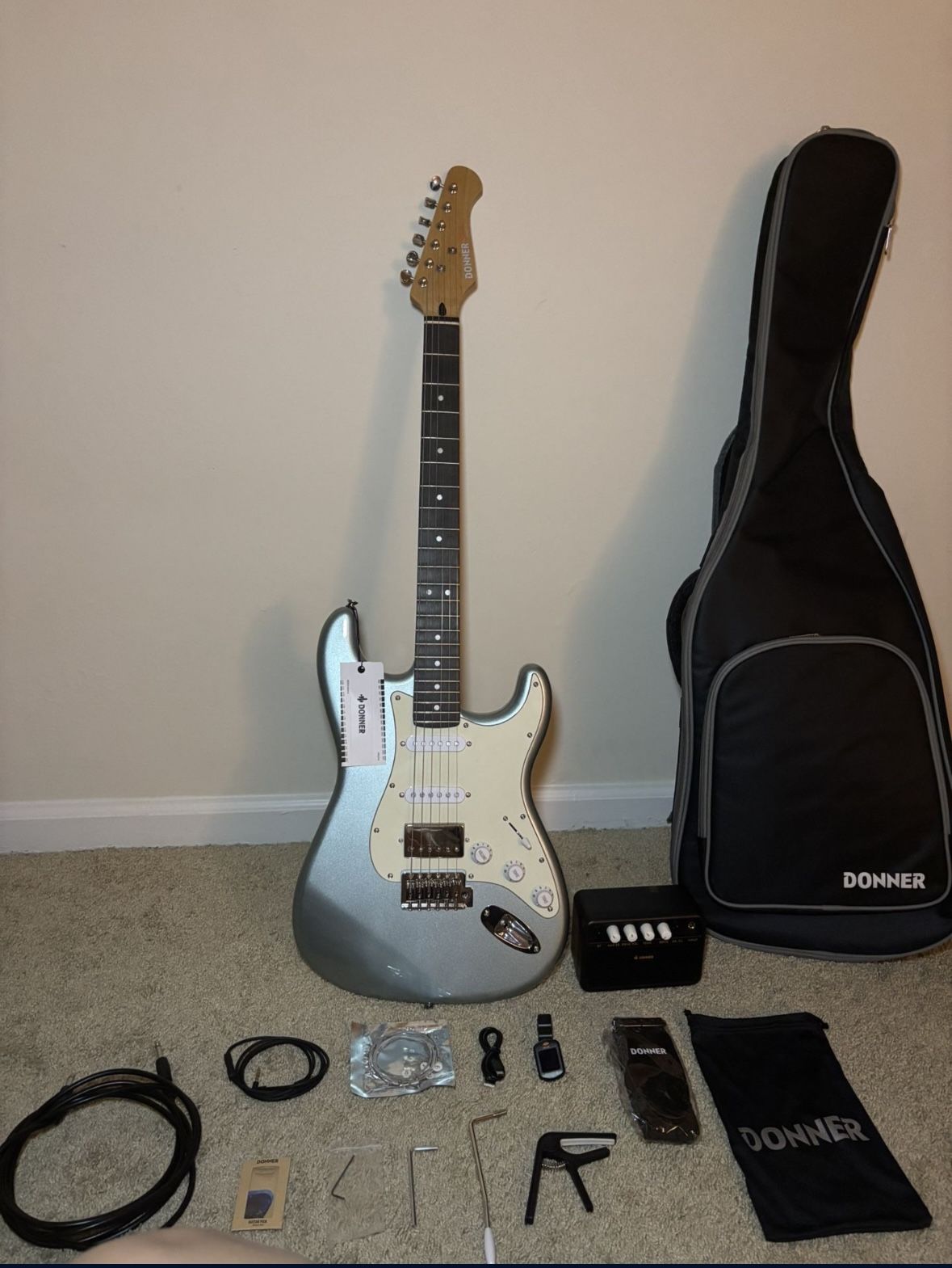 Donner DST-152 Electric Guitar Kit – Like New, Full Set