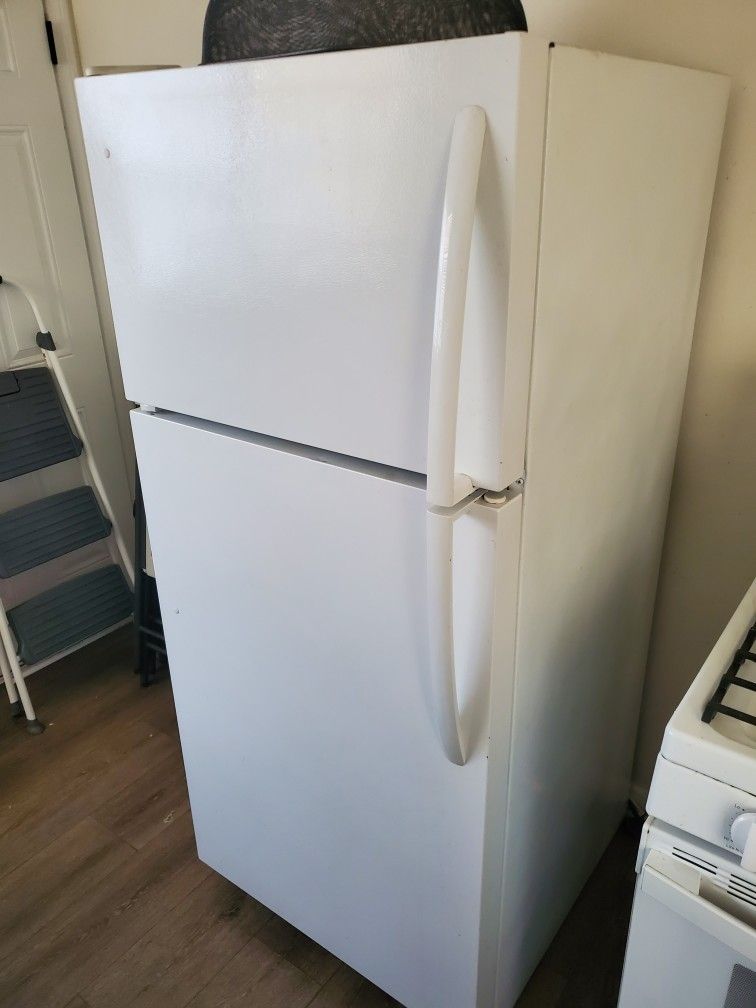 Frigidaire, FFTR1614TW0, White, H65 1/8 in W28 in D30 1/8 in
