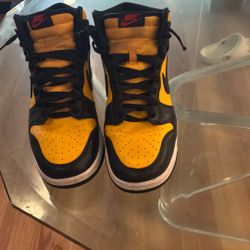 Color, Black And Yellow Size 9 1/2 100$ 75$