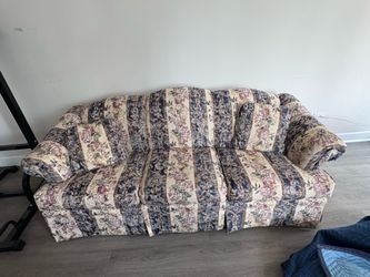 3-Seater Sofa – Classic Floral Design