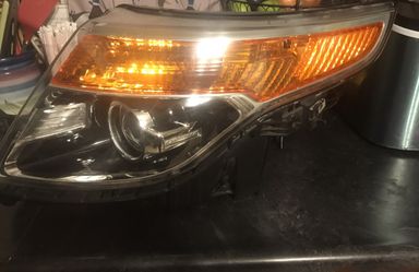 2012 Ford Explorer driver head light