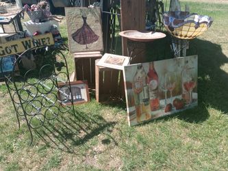 Lots of wall art and paintings