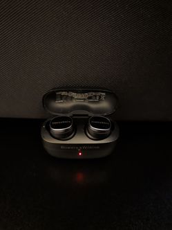 Bowers and wilkins Pi8 Bluetooth wireless headphones noise cancelling