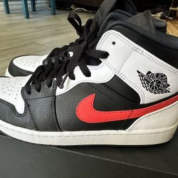 Nike Air Jordan 1 Mid Retro “Chile Red” Size 11