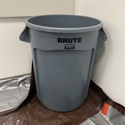 32 Gallon Rubbermaid Trash Can 