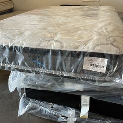Queen Pillow Top Mattress 