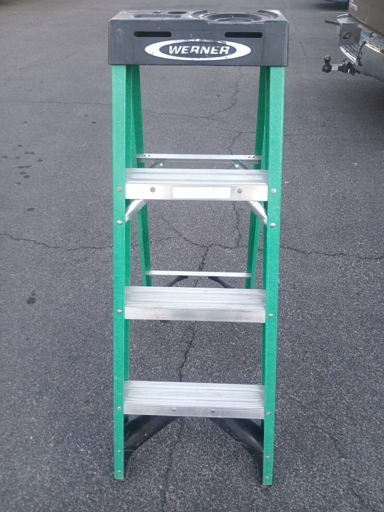 Werner Fiberglass Step Ladder 4ft