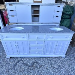 Hi everyone we this beautiful 72ā vanity we have this in white color and also light gray color this white one we have on sale new open box retail pric