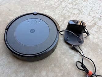 iRobot Roomba i4 Robot Vacuum + Charging Dock