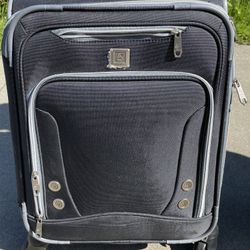 Olympia Skyhawk 22" Carry-On Luggage