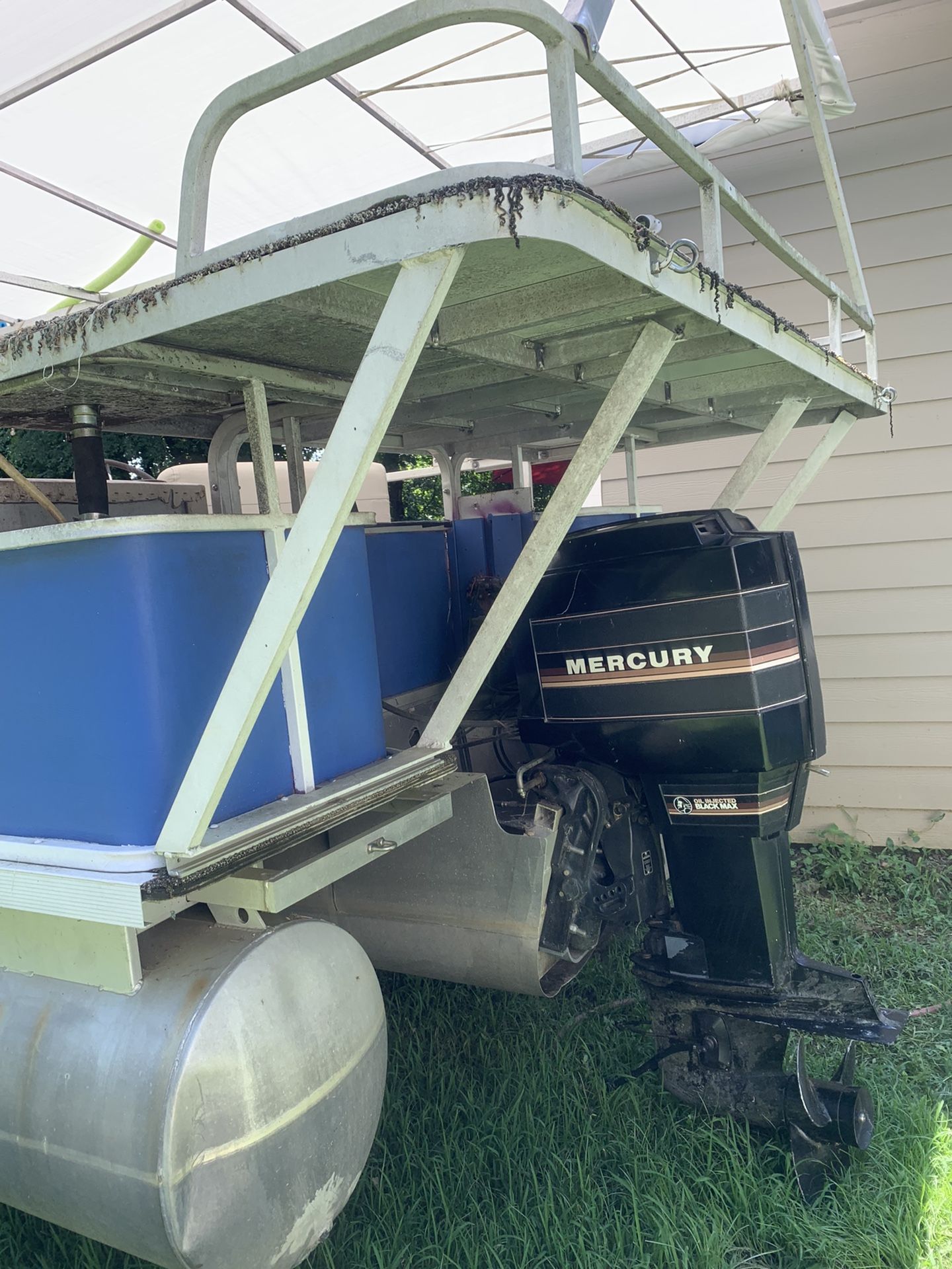 Sylvan Pontoon 1987 Restored 28’ Decks In Front And Rear Total Length  31’ Roof 10’x22’