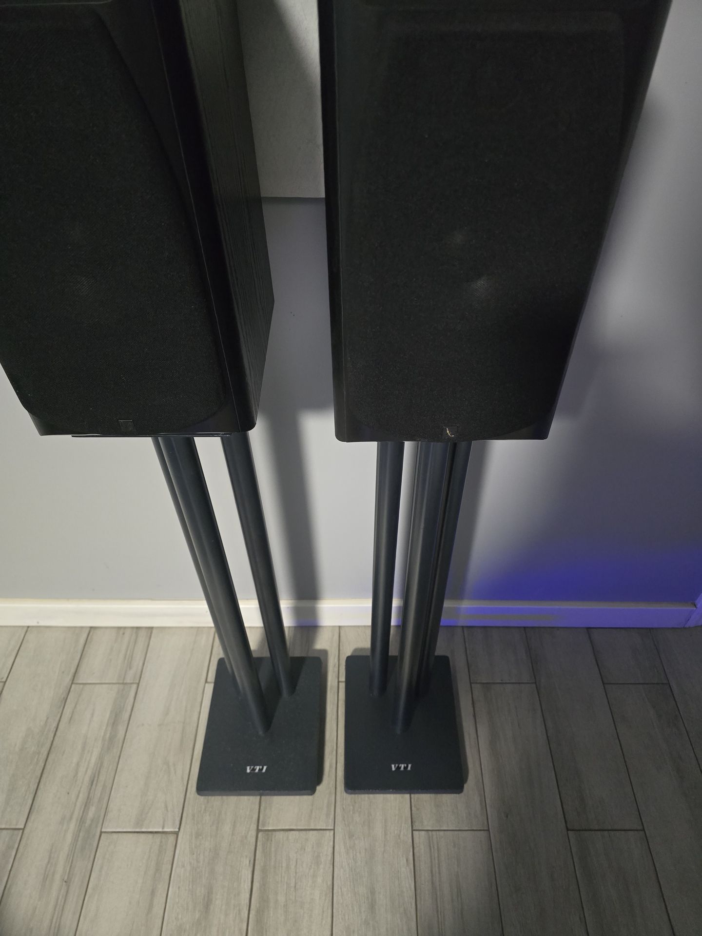 Infinity alpha 20 bookshelf speakers in gorgeous condition perfectly working