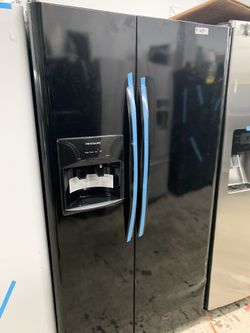 Frigidaire side by Side In Glossy Black new