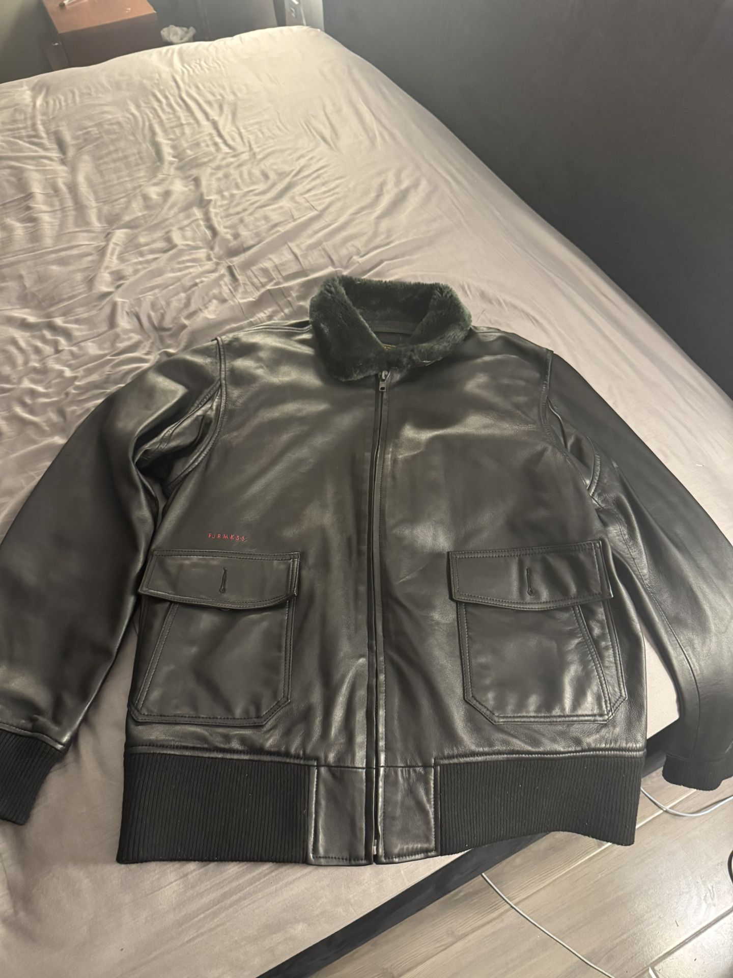 RARE! Vintage! FreshJive - 100% Leather Bomber Jacket with Fur Collar. Mens size: XL Black. Zipper and Button closures.