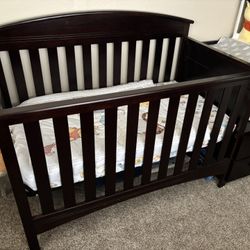 Baby Crib & Turns Into A Toddler Bed